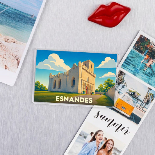 Magnet souvenir de la ville d'Esnandes avec une illustration stylisée de son église fortifiée.