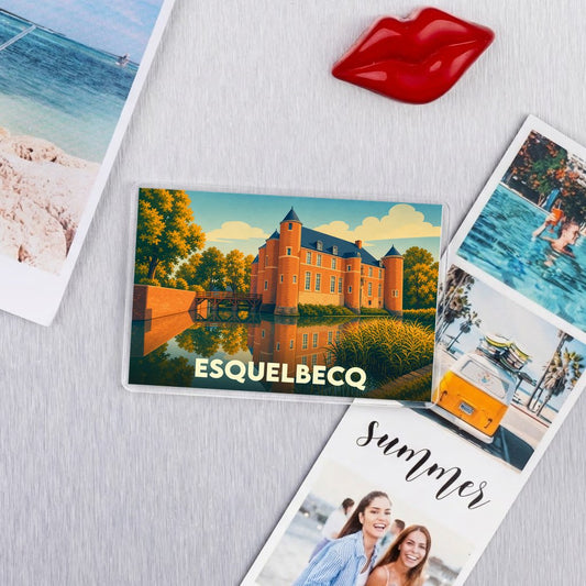 Magnet souvenir de la ville de Esquelbecq avec une illustration stylisée de son château.