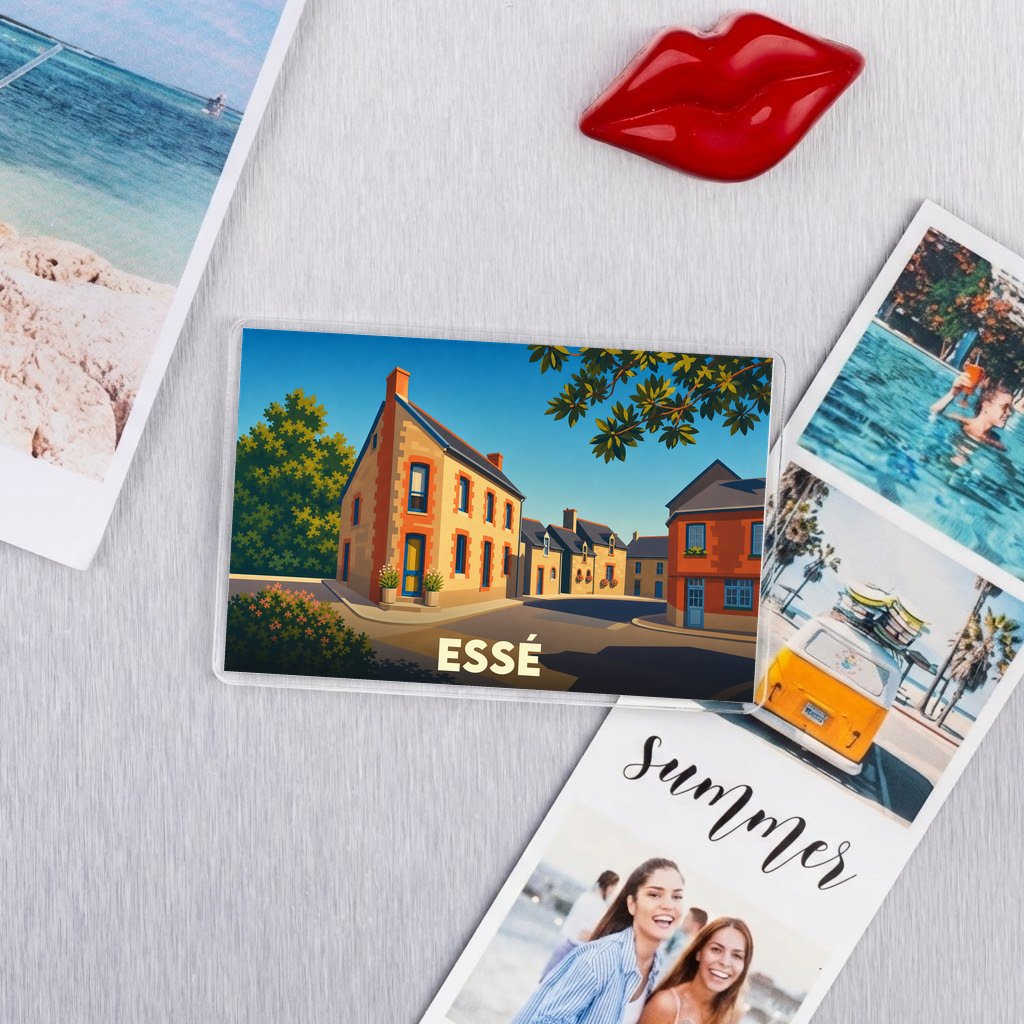 Magnet souvenir de la ville d'Essé avec une illustration stylisée de maisons colorées.