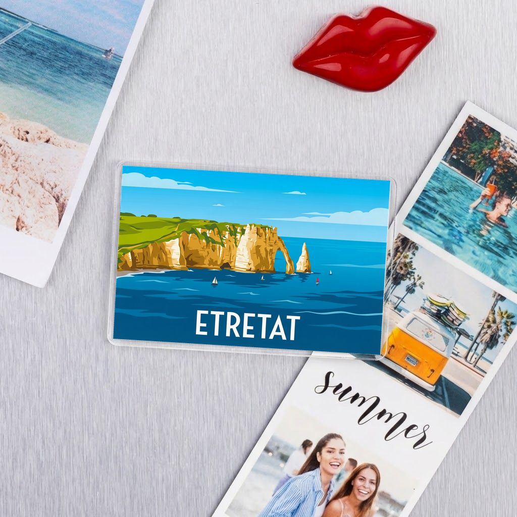 Magnet souvenir de la ville d'Étretat avec une illustration stylisée de ses célèbres falaises.