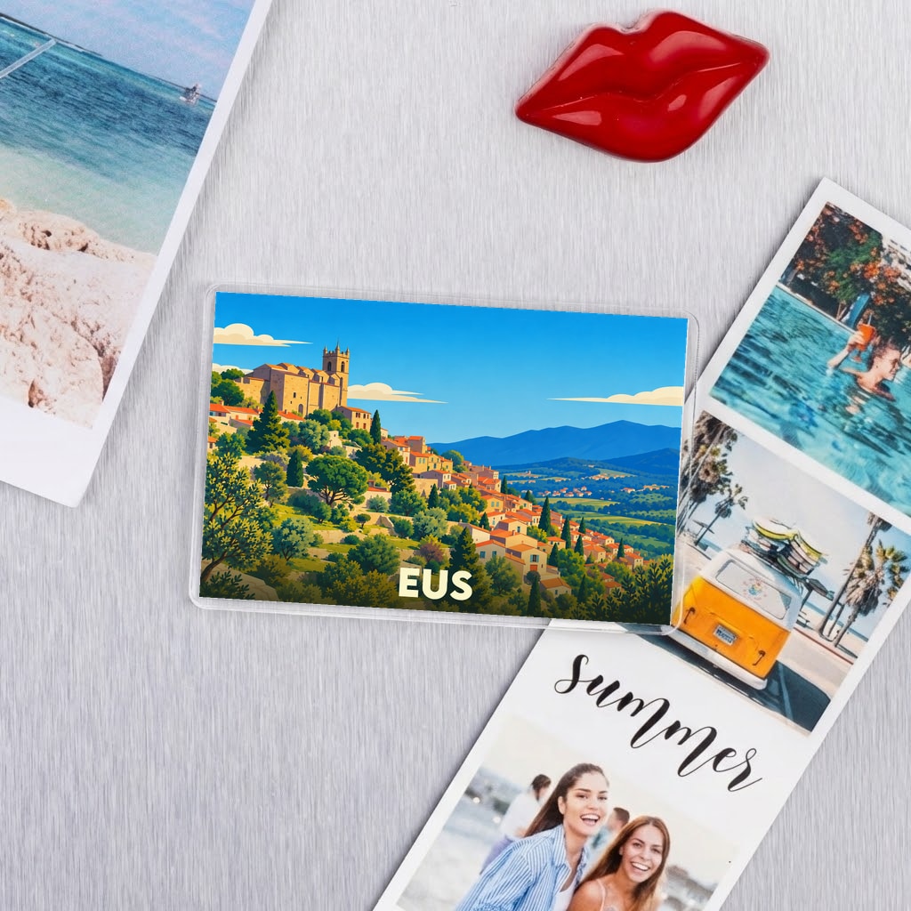 Magnet souvenir de la ville d'Eus avec une illustration stylisée de son village perché.