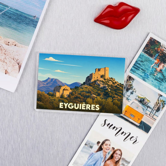 Magnet souvenir de la ville d'Eyguières avec une illustration stylisée de son château et de ses collines.
