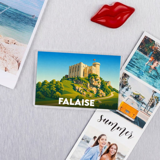 Magnet souvenir de la ville de Falaise avec une illustration stylisée de son château médiéval.
