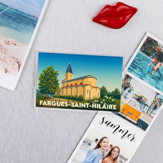 Magnet souvenir de la ville de Fargues-Saint-Hilaire avec une illustration stylisée de son église.