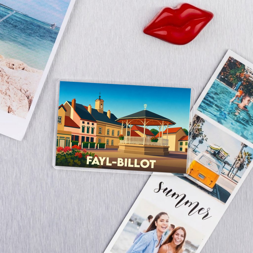 Magnet souvenir de la ville de Fayl-Billot illustrant son kiosque et ses façades colorées.