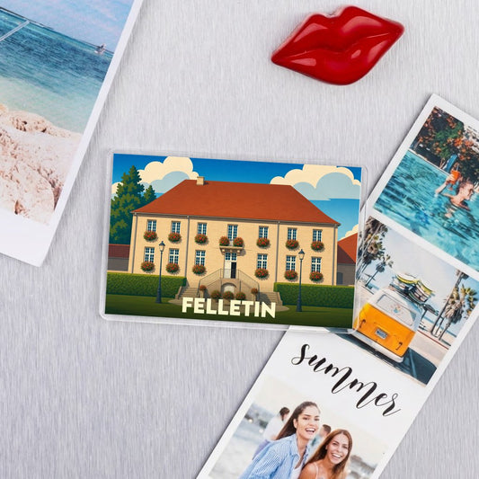 Magnet souvenir de la ville de Felletin avec une illustration stylisée d'une grande demeure fleurie.