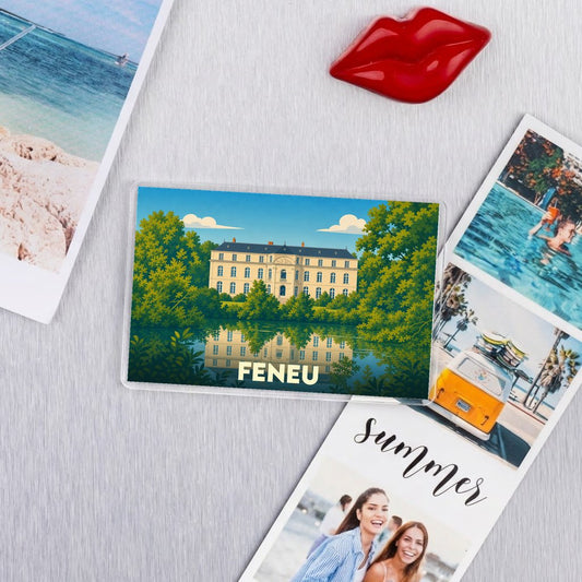 Magnet souvenir de la ville de Feneu avec une illustration stylisée de son château et de son reflet sur l'eau.