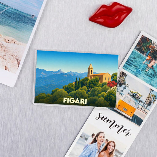 Magnet souvenir de la ville de Figari avec une illustration stylisée de son église et de ses montagnes.