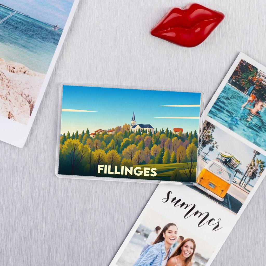 Magnet souvenir de la ville de Fillinges avec une illustration stylisée de son église et de sa forêt.