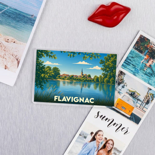 Magnet souvenir de la ville de Flavignac avec une illustration stylisée d'un paysage au bord de l'eau.