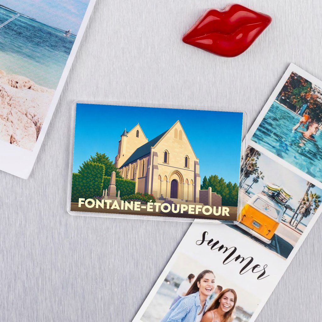 Magnet souvenir de la ville de Fontaine-Étoupefour avec une illustration stylisée de son église.