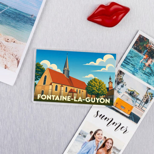 Magnet souvenir de la ville de Fontaine-la-Guyon avec une illustration stylisée d'une église sous un ciel bleu.