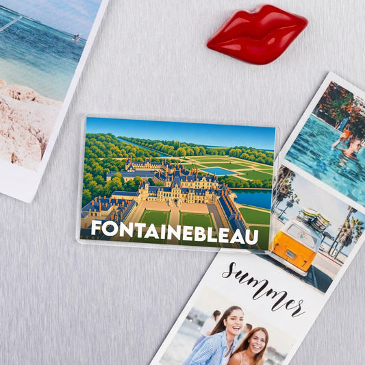 Magnet rectangulaire souvenir de la ville de Fontainebleau avec une illustration stylisée du château.