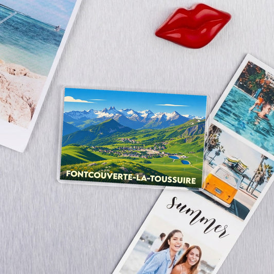 Magnet souvenir de la ville de Fontcouverte-la-Toussuire avec une illustration stylisée de ses paysages de montagne.