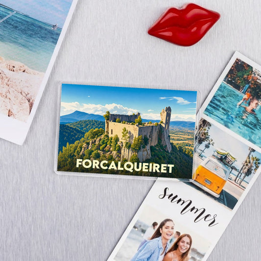 Magnet souvenir de la ville de Forcalqueiret avec une illustration stylisée de son château médiéval.