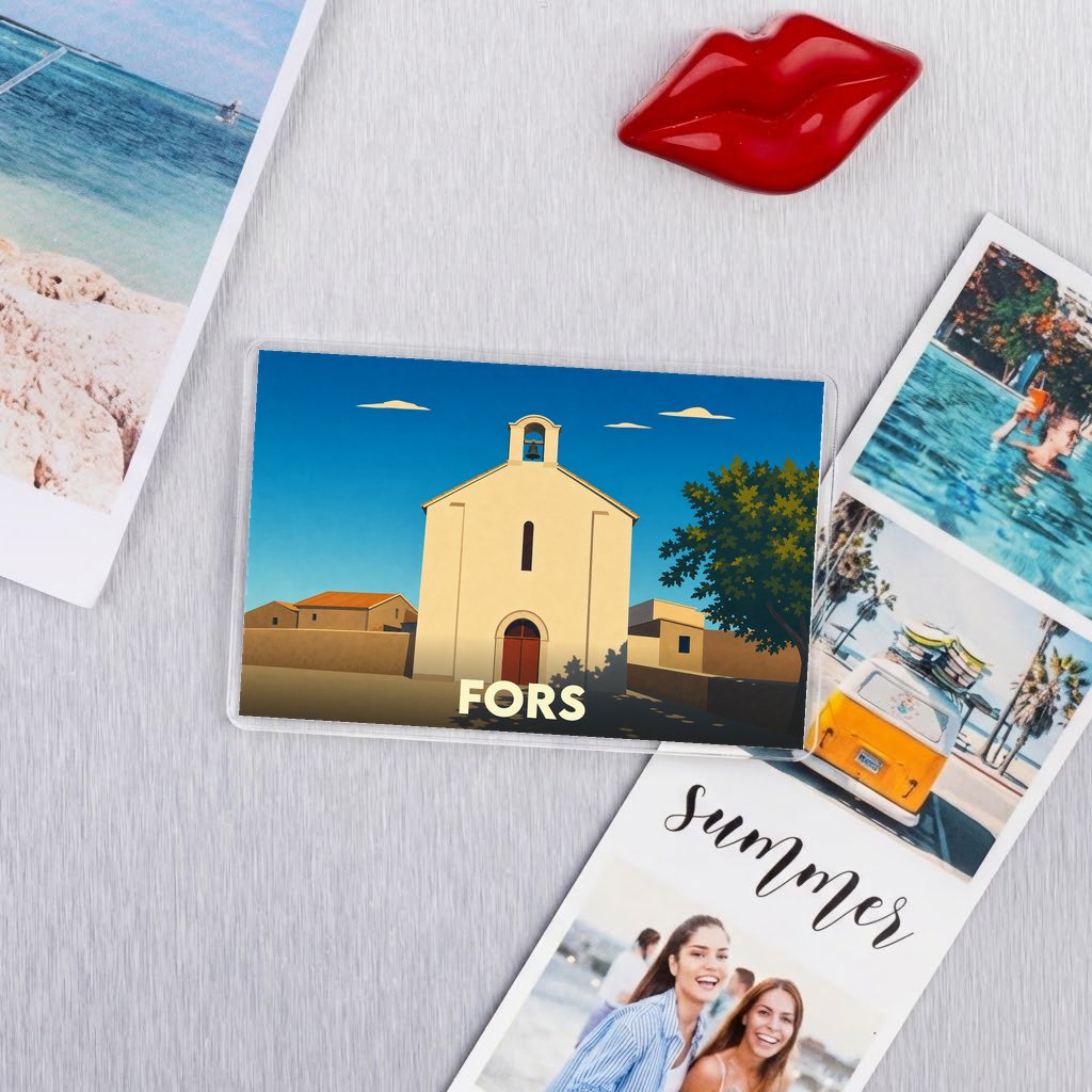Magnet souvenir de la ville de Fors avec une illustration stylisée d'une église.