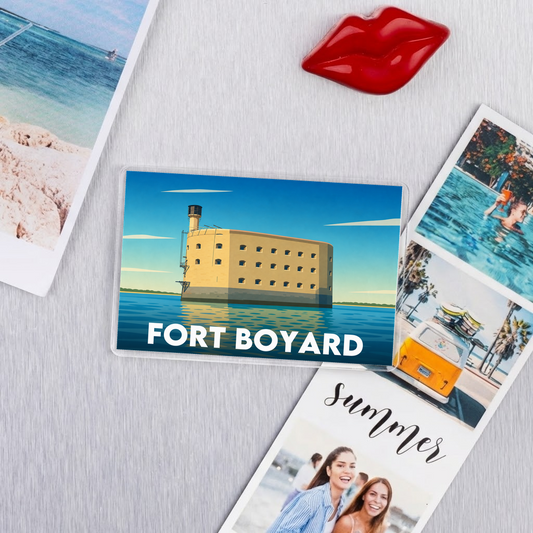 Magnet souvenir de Fort Boyard avec une illustration stylisée.