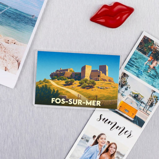 Magnet souvenir de la ville de Fos-sur-Mer avec une illustration stylisée de son château médiéval.