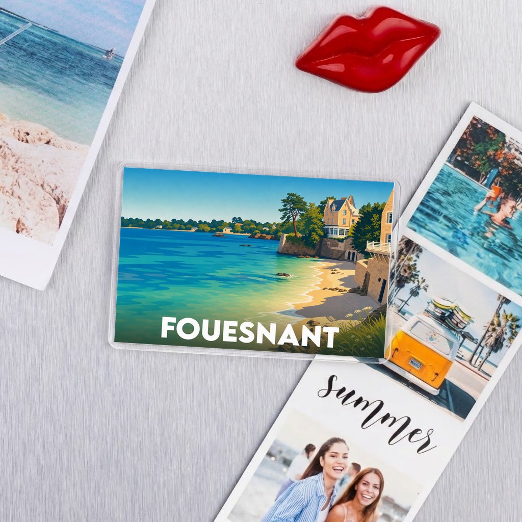 Magnet souvenir de la ville de Fouesnant avec une illustration stylisée de son bord de mer.