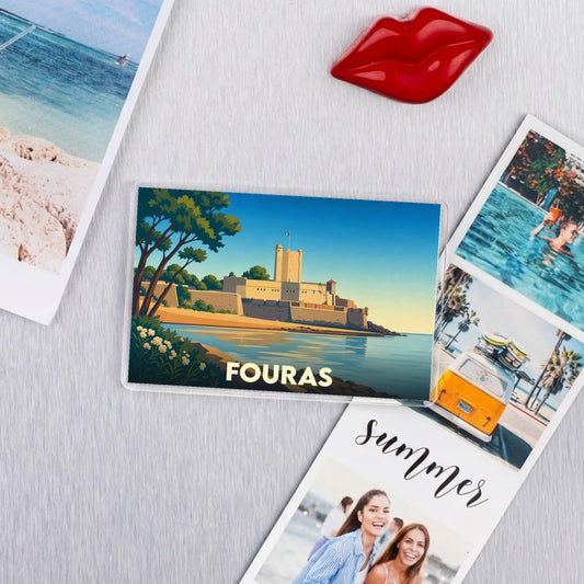 Magnet souvenir de la ville de Fouras avec une illustration stylisée de son fort en bord de mer.