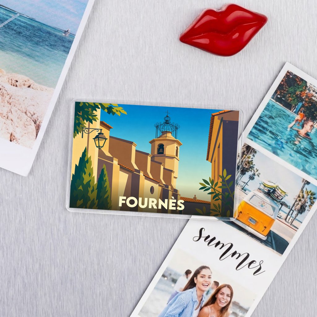 Magnet souvenir de la ville de Fournès avec une illustration graphique et colorée de son église.