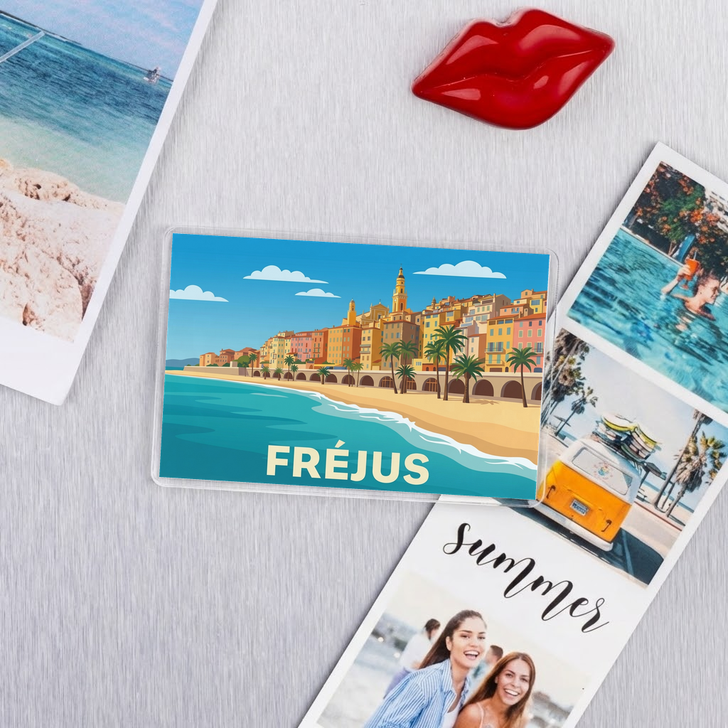 Magnet souvenir de la ville de Fréjus avec une illustration stylisée du bord de mer.