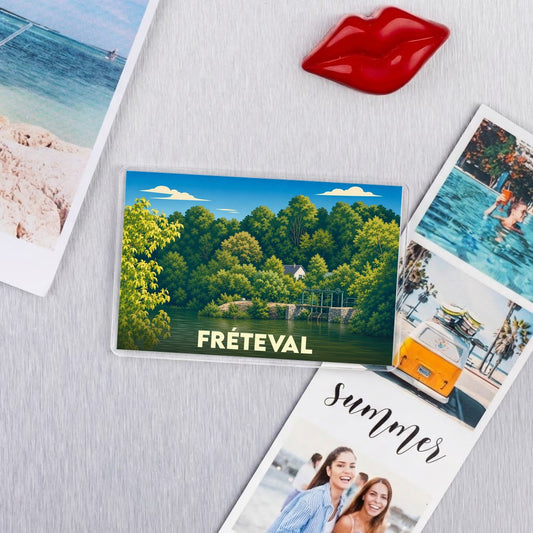 Magnet souvenir de la ville de Fréteval avec une illustration paysagère stylisée.