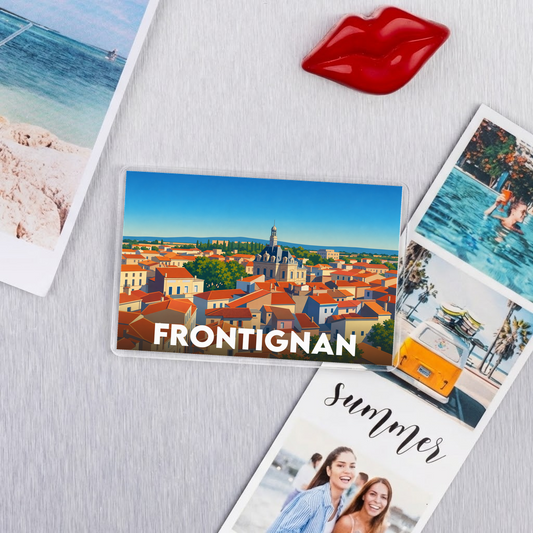 Magnet souvenir de la ville de Frontignan avec une illustration stylisée et colorée.
