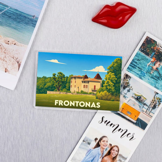 Magnet souvenir de la ville de Frontonas avec une illustration stylisée.