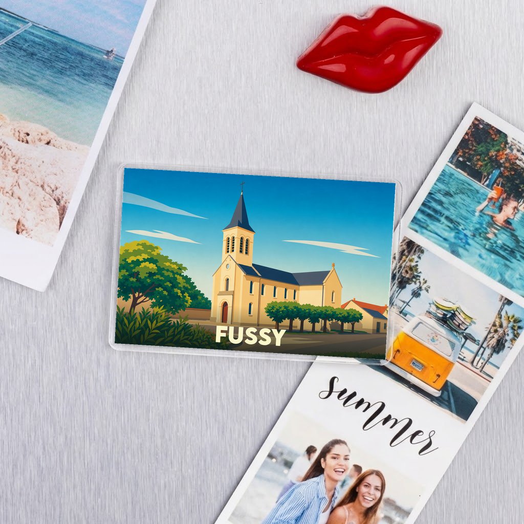 Magnet souvenir de la ville de Fussy avec une illustration stylisée de son église.