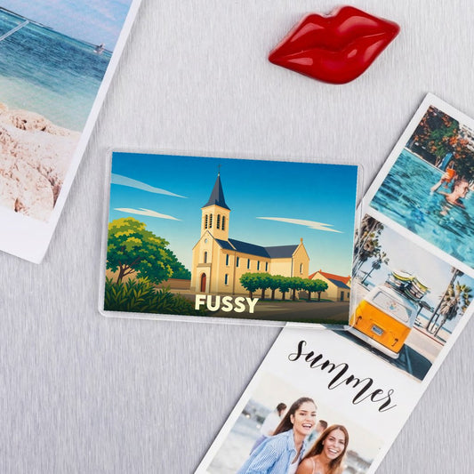 Magnet souvenir de la ville de Fussy avec une illustration stylisée de son église.