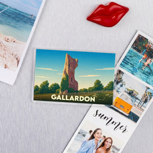 Magnet souvenir de la ville de Gallardon avec une illustration stylisée de sa tour médiévale.