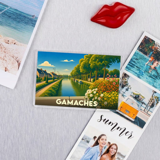 Magnet souvenir de la ville de Gamaches avec une illustration stylisée d'un canal bordé d'arbres.