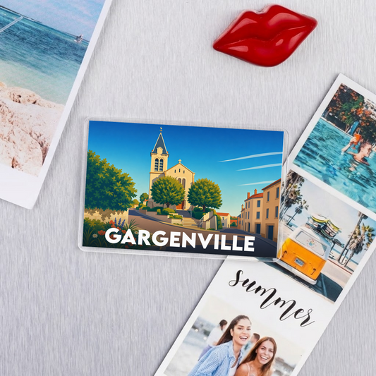 Magnet souvenir de la ville de Gargenville avec une illustration stylisée d'une église sous un ciel bleu.