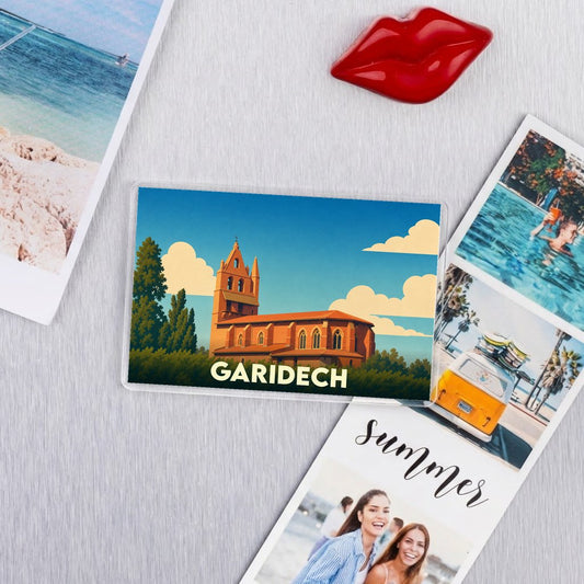 Magnet souvenir de la ville de Garidech avec une illustration stylisée de son église.