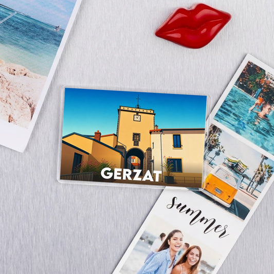 Magnet souvenir de la ville de Gerzat avec une illustration stylisée de sa tour de l'horloge.