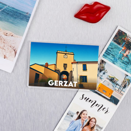 Magnet souvenir de la ville de Gerzat avec une illustration stylisée de sa tour de l'horloge.