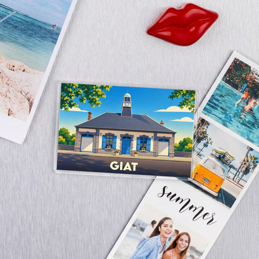 Magnet souvenir de la ville de Giat avec une illustration stylisée de sa mairie.