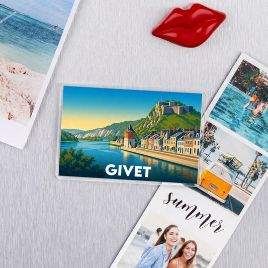 Magnet souvenir de la ville de Givet avec une illustration stylisée des bords de Meuse et de la citadelle.
