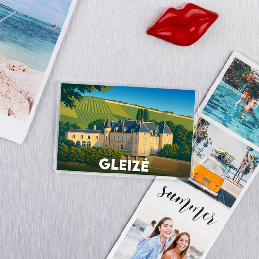 Magnet souvenir de la ville de Gleizé avec une illustration stylisée d'un château et de vignobles.