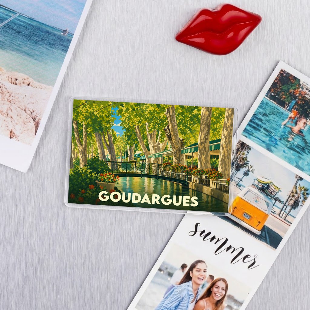 Magnet souvenir de la ville de Goudargues avec une illustration stylisée de son canal et de ses platanes.