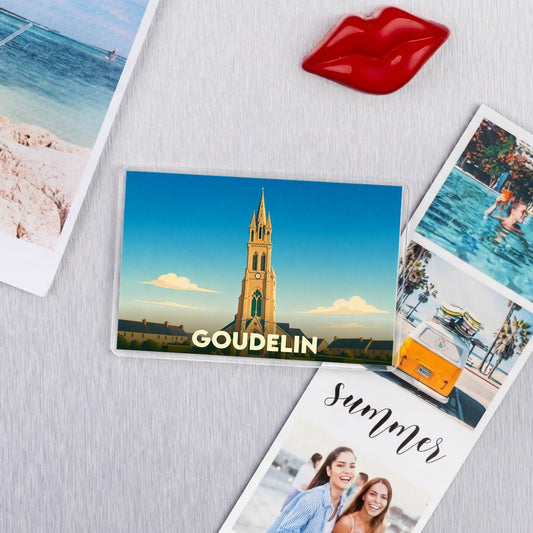 Magnet souvenir de la ville de Goudelin avec une illustration stylisée de son église.