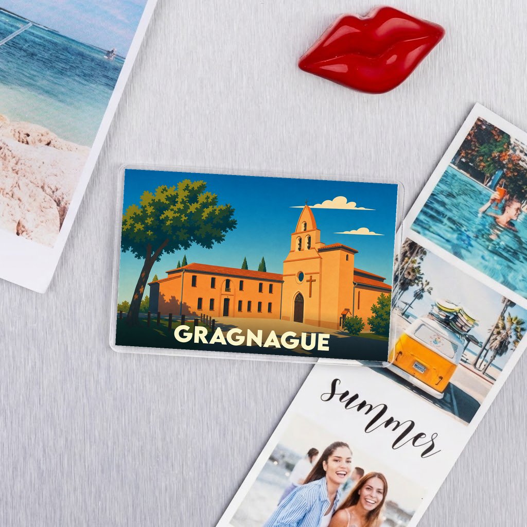 Magnet souvenir de la ville de Gragnague avec une illustration stylisée d'une église sous un ciel bleu.