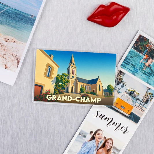 Magnet souvenir de la ville de Grand-Champ avec une illustration stylisée de son église.
