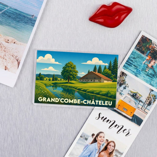 Magnet souvenir de la ville de Grand'Combe-Châteleu avec une illustration stylisée de paysage champêtre.