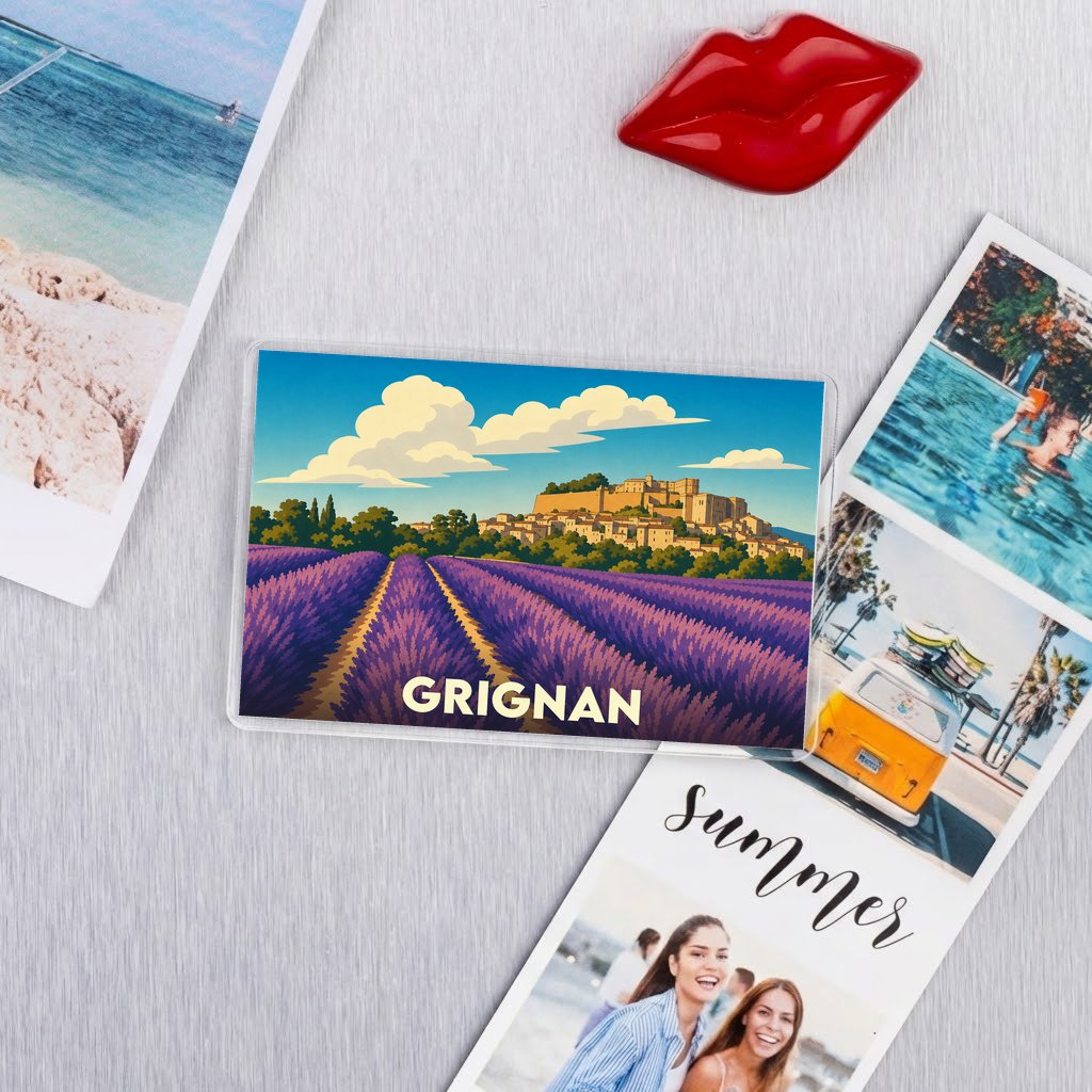 Magnet souvenir de la ville de Grignan avec une illustration stylisée de champs de lavande et du château.