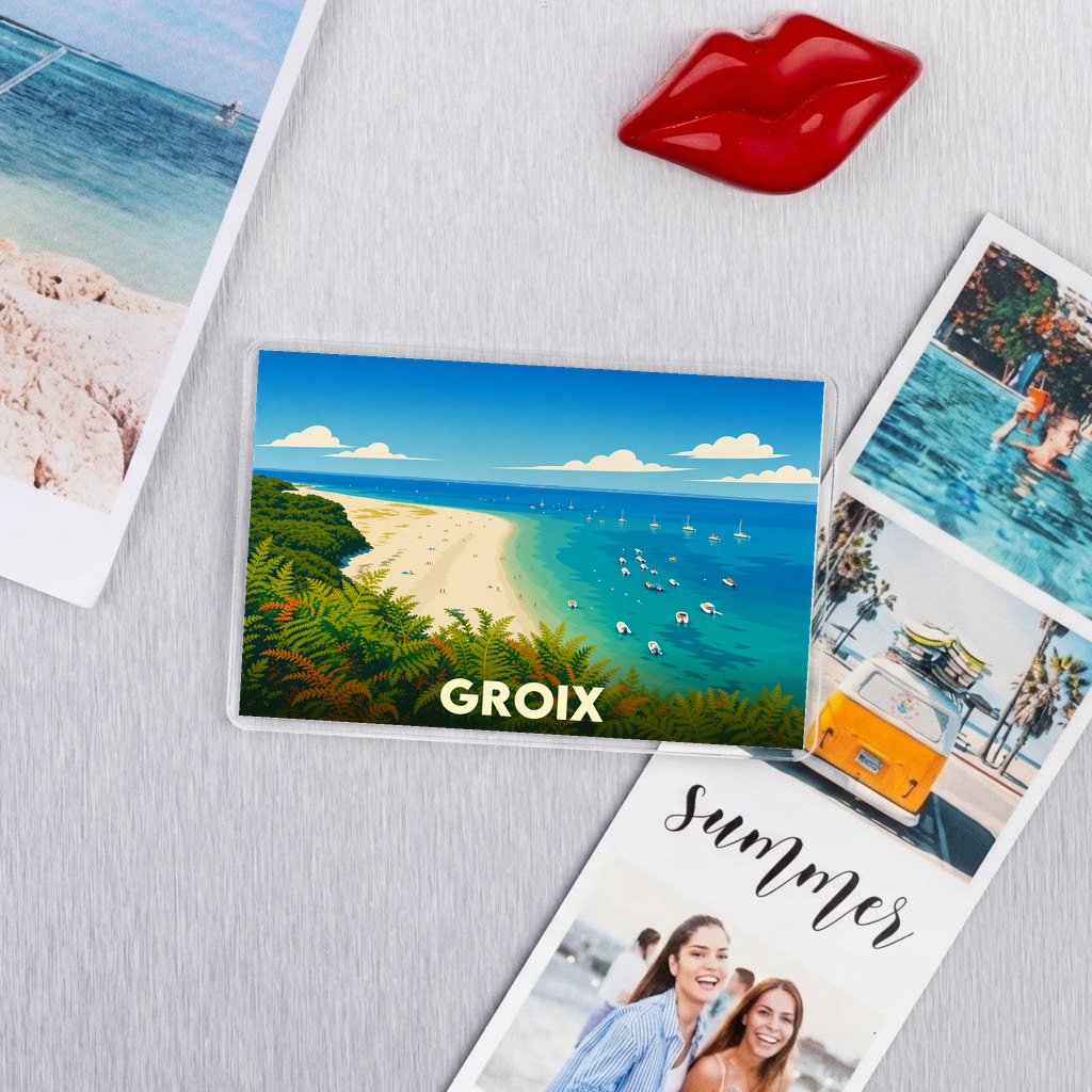 Magnet souvenir de l'île de Groix avec une illustration stylisée d'une plage bordée d'une eau turquoise.