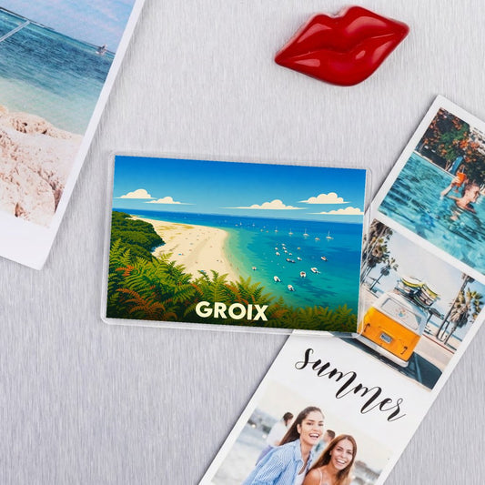 Magnet souvenir de l'île de Groix avec une illustration stylisée d'une plage bordée d'une eau turquoise.