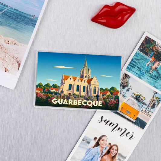 Magnet souvenir de la ville de Guarbecque avec une illustration stylisée de son église.