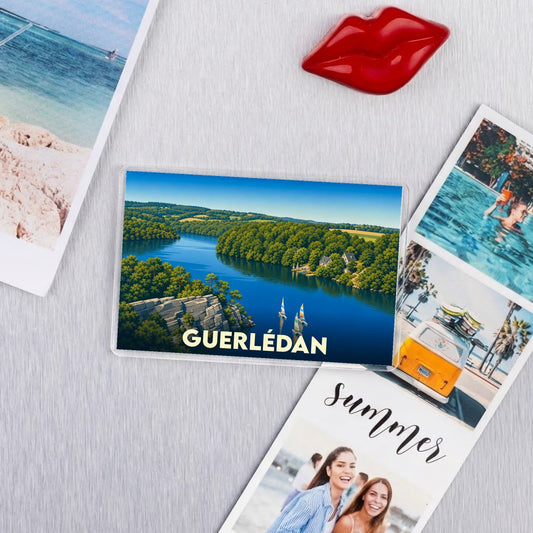 Magnet souvenir de la ville de Guerlédan avec une illustration paysagère stylisée.